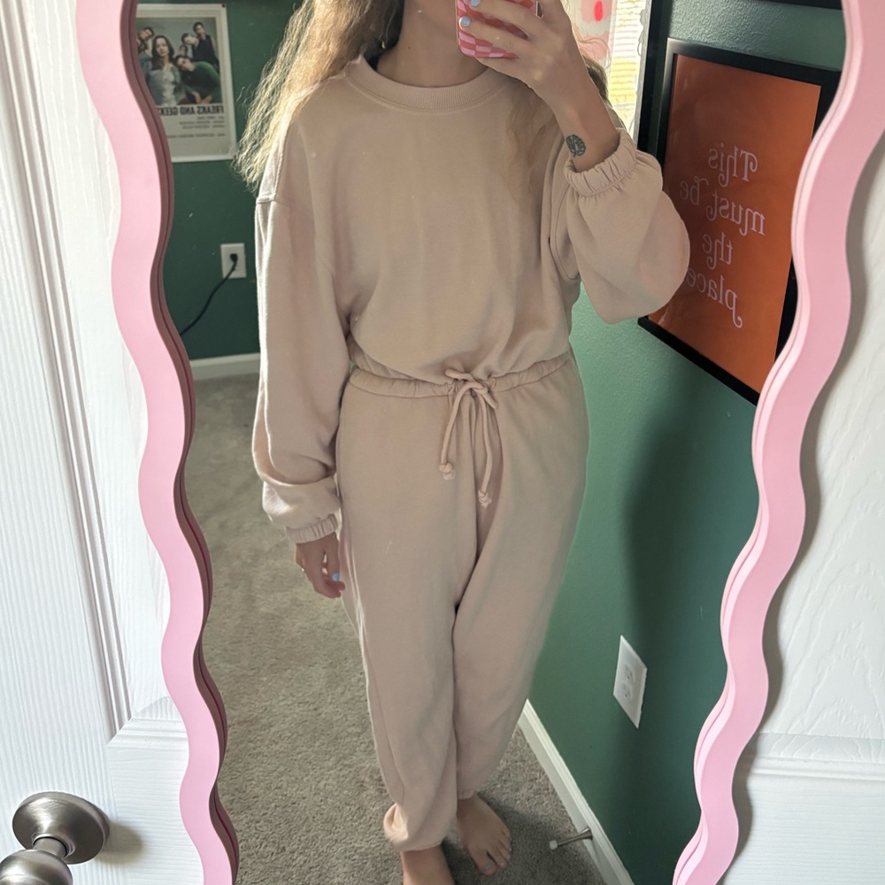 NWT Topshop pink jumpsuit-super soft sweatpants material!
Medium-